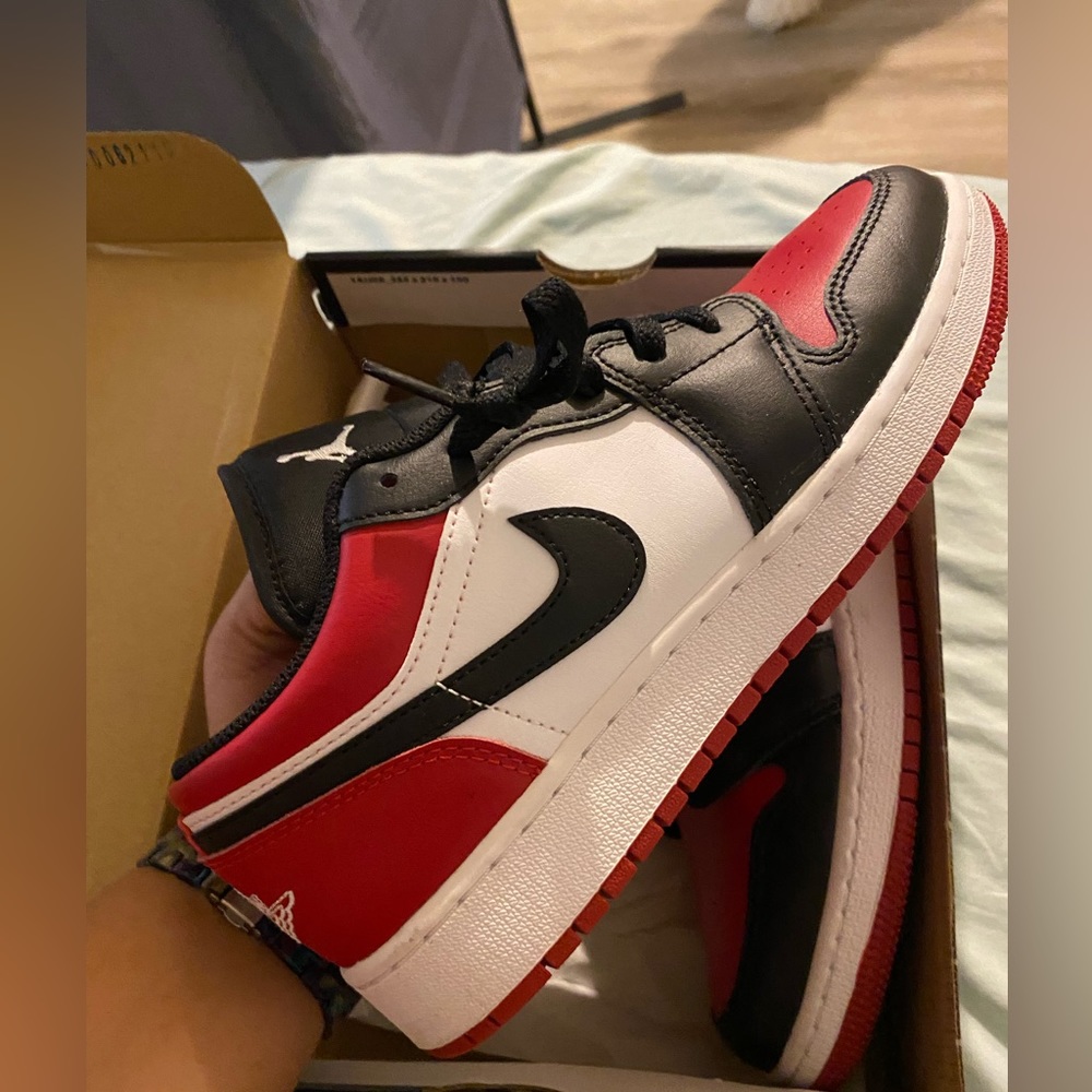 Red blk and white retro 1s low